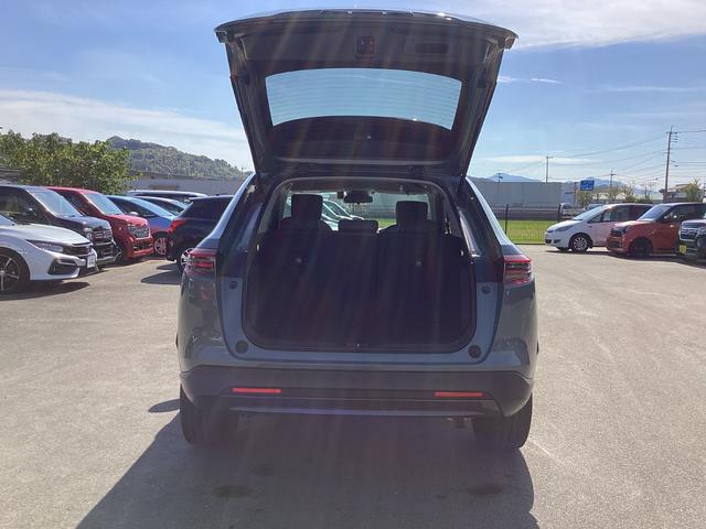 ヴェゼル ｅ：ＨＥＶＸ・ＨｕＮＴパッケージ　当社デモカー　ＨＯＮＤＡＣＯＮＮＥＣＴナビ　ドライブレコーダー前後　１６インチアルミホイール　ルーフレール　コンビシート　本革巻きステアリング　車線逸脱防止　アダクティブクルーズコントロール　Ｂカメラ（20枚目）