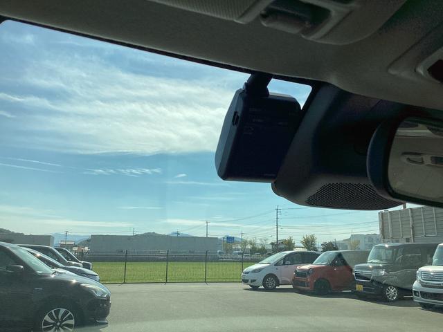 ヴェゼル ｅ：ＨＥＶＸ・ＨｕＮＴパッケージ　当社デモカー　ＨＯＮＤＡＣＯＮＮＥＣＴナビ　ドライブレコーダー前後　１６インチアルミホイール　ルーフレール　コンビシート　本革巻きステアリング　車線逸脱防止　アダクティブクルーズコントロール　Ｂカメラ（23枚目）