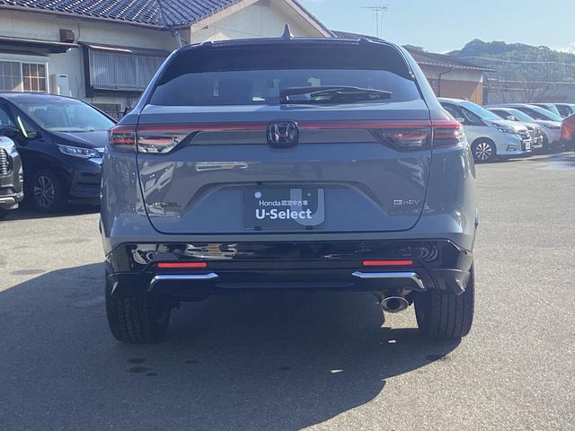 ヴェゼル ｅ：ＨＥＶＺ　純正ナビ　フルセグ　ＢＬＵＥＴＯＯＴ　純正ＯＰアルミ　マルチビューカメラ　ブラインドスポットインフォメーション　ハンズフリーアクセスパワーテールゲート　運転席助手席シートヒーター　後退出庫サポート（3枚目）