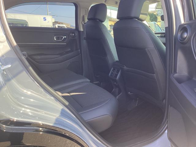 ヴェゼル ｅ：ＨＥＶＺ　純正ナビ　フルセグ　ＢＬＵＥＴＯＯＴ　純正ＯＰアルミ　マルチビューカメラ　ブラインドスポットインフォメーション　ハンズフリーアクセスパワーテールゲート　運転席助手席シートヒーター　後退出庫サポート（21枚目）