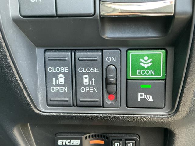 オデッセイハイブリッド ｅ：ＨＥＶアブソルート・ＥＸ　１０インチナビＴＶ・マルチビューカメラ・リア席モニター・前後ドライブレコーダー・Ｂｌｕｅｔｏｏｔｈ・オットマン・ワンオーナー車　電動Ｒゲート　ＬＥＤライト　両側ＰＳＤ　パワ－シ－ト　本革シート　イモビ（17枚目）