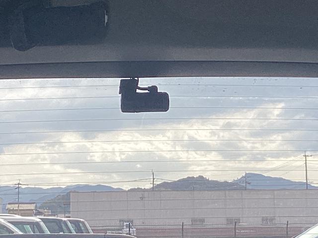 ヴェゼル ｅ：ＨＥＶＺ　純正９インチナビ　フルセグＴＶ　ＢＬＵＥＴＯＯＴ　前後ドラレコ　ビルトインＥＴＣ　ブラインドスポットインフォメーション　前席シートヒーター　ハンズフリーアクセスパワーテールゲート　ＬＥＤヘッドライト（17枚目）