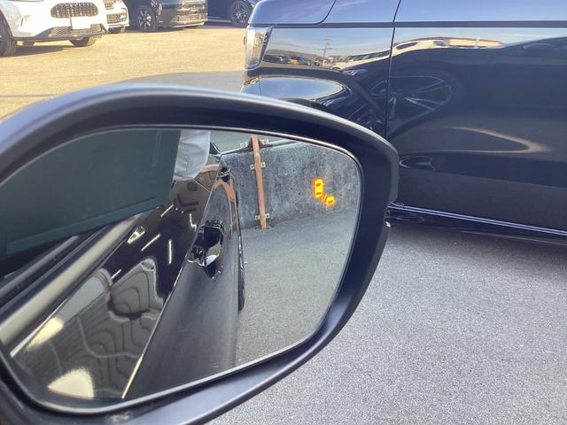 �u���C���h�X�|�b�g�C���t�H���[�V�������΂ߌ��ɑ��݂���N���}�����m�B���̕����̃h�A�~���[���ʏ�Ƀ}�[�N��\�����A���݂����m�点�I�h���C�o�[�ɒ��ӂ𑣂��܂��I