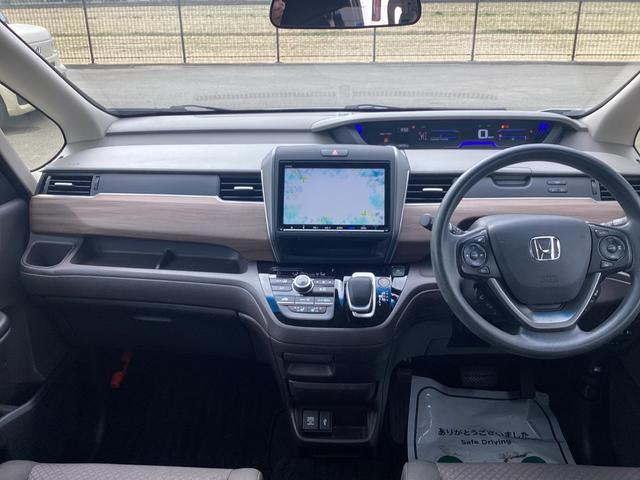 フリードハイブリッド ハイブリッド・Ｇホンダセンシング　９インチナビ　ＥＴＣ　ドラレコ前後　リア両側パワースライドドア　ＬＥＤヘッドライト＋アクティブコーナリングライト　センターテーブル　オートリトラミラー　ロールサンシェード運転席助手席シートヒーター（10枚目）