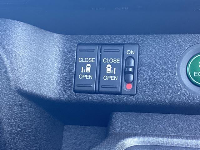 ステップワゴンスパーダ スパーダホンダセンシング 純正ナビTV・ドライブレコーダー・Bluetooth・バックカメラ・ワンオーナー車 盗難防止 助手席エアバッグ ワンオーナ- Wパワスラ 記録簿有 リアオートエアコン 地デジ サイドエアバッグ USB(13枚目)