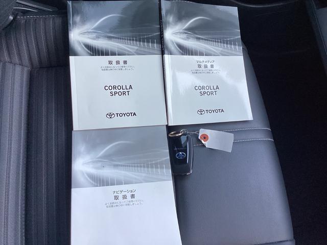 取説、ナビ取説、メンテナンスノート完備です！大事に乗られてきた車だと一目でわかりますね！スマートキーは２つ☆