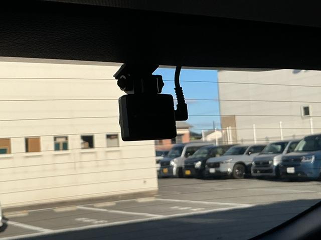 ヴェゼル ｅ：ＨＥＶＺ　純正９インチナビＴＶ・前後ドライブレコーダー・Ｂｌｕｅｔｏｏｔｈ・バックカメラ・ワンオーナー車　衝突回避支援ブレーキ機能　１オナ　スマキ　フルオートエアコン　Ｄレコ　エアバッグ　両席エアバック　Ｒカメ（12枚目）