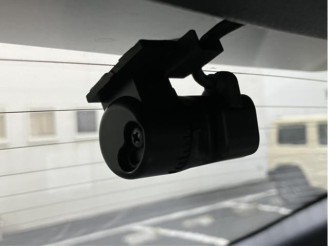 ヴェゼル ｅ：ＨＥＶＺ　純正９インチコネクトナビＴＶ・オプションシート・前後ドライブレコーダー・Ｂｌｕｅｔｏｏｔｈ・ワンオーナー車　地上デジタル　車線逸脱警告　ＵＳＢ入力　ワンオーナ－　シートＨ　サイドエアＢ　禁煙車両　半革（11枚目）