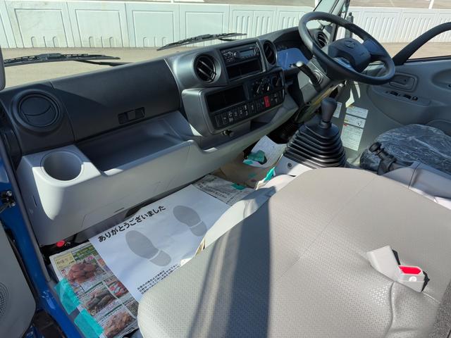 デュトロ 　ダンプ２．９トン　４ＷＤ　５ＭＴ　全低床　エンジンＮ０４Ｃ　４ナンバー　電動格納ミラー　オートライト　ＥＳＣ　荷台内寸長３０５幅１６０高３７　高床前８０後８６　タイヤ２０５／７５Ｒ１６（2枚目）