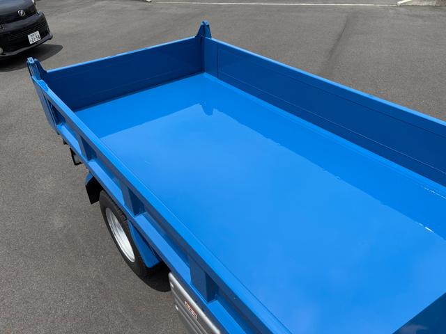 デュトロ 　ダンプ２．９トン　４ＷＤ　５ＭＴ　全低床　エンジンＮ０４Ｃ　４ナンバー　電動格納ミラー　オートライト　ＥＳＣ　荷台内寸長３０５幅１６０高３７　高床前８０後８６　タイヤ２０５／７５Ｒ１６（15枚目）