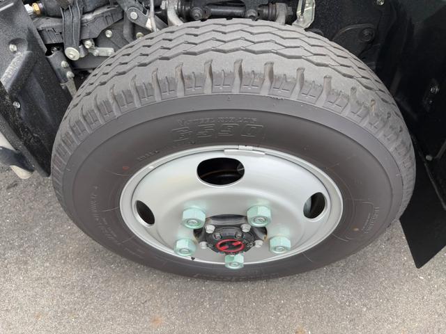 デュトロ 　ダンプ２．９トン　４ＷＤ　５ＭＴ　全低床　エンジンＮ０４Ｃ　４ナンバー　電動格納ミラー　オートライト　ＥＳＣ　荷台内寸長３０５幅１６０高３７　高床前８０後８６　タイヤ２０５／７５Ｒ１６（50枚目）