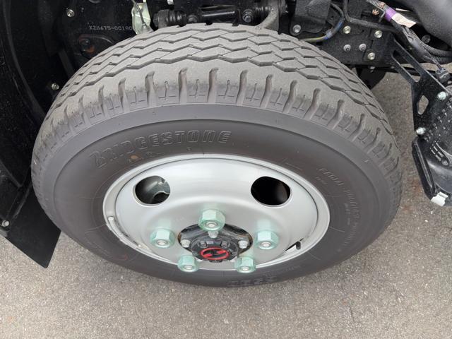 デュトロ 　ダンプ２．９トン　４ＷＤ　５ＭＴ　全低床　エンジンＮ０４Ｃ　４ナンバー　電動格納ミラー　オートライト　ＥＳＣ　荷台内寸長３０５幅１６０高３７　高床前８０後８６　タイヤ２０５／７５Ｒ１６（51枚目）