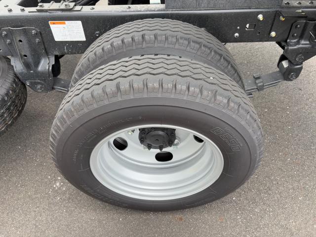 デュトロ 　ダンプ２．９トン　４ＷＤ　５ＭＴ　全低床　エンジンＮ０４Ｃ　４ナンバー　電動格納ミラー　オートライト　ＥＳＣ　荷台内寸長３０５幅１６０高３７　高床前８０後８６　タイヤ２０５／７５Ｒ１６（52枚目）
