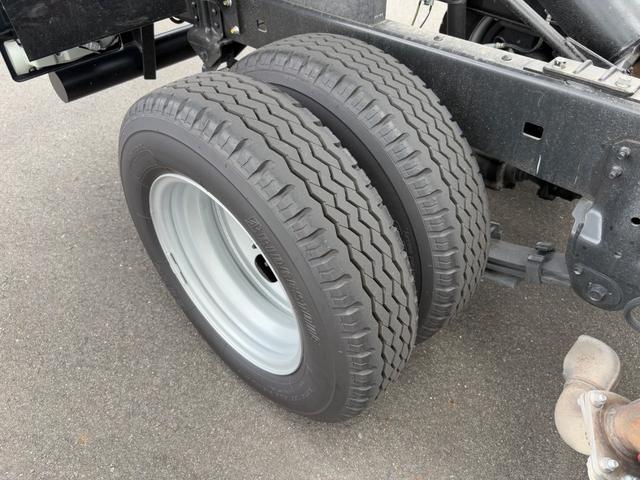 デュトロ 　ダンプ２．９トン　４ＷＤ　５ＭＴ　全低床　エンジンＮ０４Ｃ　４ナンバー　電動格納ミラー　オートライト　ＥＳＣ　荷台内寸長３０５幅１６０高３７　高床前８０後８６　タイヤ２０５／７５Ｒ１６（53枚目）