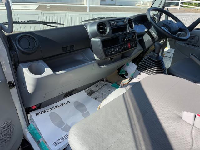 デュトロ 全低床強化ダンプ　ダンプ　４ＷＤ　５ＭＴ　２．９トン　衝突被害軽減システム　バックカメラ　電動格納ミラー　ＥＳＣ　積載量２９００ｋｇ　荷台内寸長３０５幅１６０高３７　高床前８０後８６　タイヤ２０５／７５Ｒ１６（2枚目）