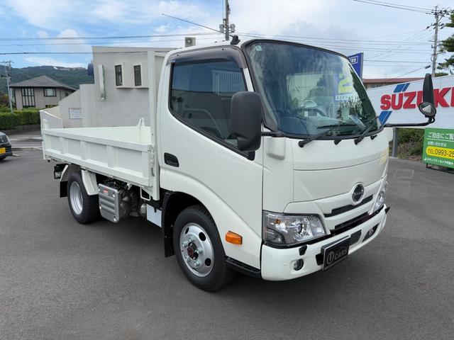 デュトロ 全低床強化ダンプ　ダンプ　４ＷＤ　５ＭＴ　２．９トン　衝突被害軽減システム　バックカメラ　電動格納ミラー　ＥＳＣ　積載量２９００ｋｇ　荷台内寸長３０５幅１６０高３７　高床前８０後８６　タイヤ２０５／７５Ｒ１６（5枚目）
