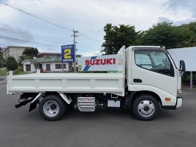 デュトロ 全低床強化ダンプ　ダンプ　４ＷＤ　５ＭＴ　２．９トン　衝突被害軽減システム　バックカメラ　電動格納ミラー　ＥＳＣ　積載量２９００ｋｇ　荷台内寸長３０５幅１６０高３７　高床前８０後８６　タイヤ２０５／７５Ｒ１６（6枚目）