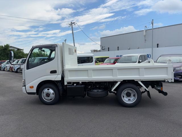 デュトロ 全低床強化ダンプ　ダンプ　４ＷＤ　５ＭＴ　２．９トン　衝突被害軽減システム　バックカメラ　電動格納ミラー　ＥＳＣ　積載量２９００ｋｇ　荷台内寸長３０５幅１６０高３７　高床前８０後８６　タイヤ２０５／７５Ｒ１６（9枚目）