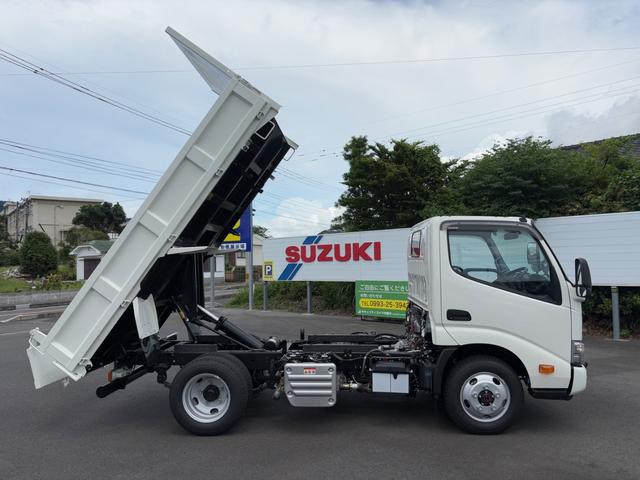 デュトロ 全低床強化ダンプ　ダンプ　４ＷＤ　５ＭＴ　２．９トン　衝突被害軽減システム　バックカメラ　電動格納ミラー　ＥＳＣ　積載量２９００ｋｇ　荷台内寸長３０５幅１６０高３７　高床前８０後８６　タイヤ２０５／７５Ｒ１６（17枚目）