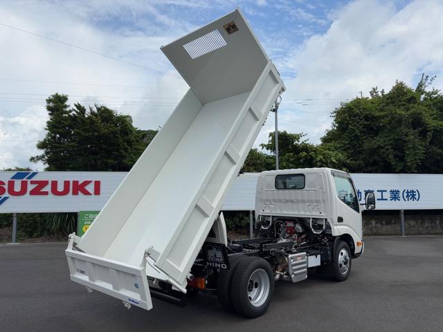 デュトロ 全低床強化ダンプ　ダンプ　４ＷＤ　５ＭＴ　２．９トン　衝突被害軽減システム　バックカメラ　電動格納ミラー　ＥＳＣ　積載量２９００ｋｇ　荷台内寸長３０５幅１６０高３７　高床前８０後８６　タイヤ２０５／７５Ｒ１６（18枚目）