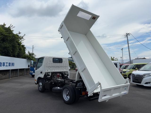 デュトロ 全低床強化ダンプ　ダンプ　４ＷＤ　５ＭＴ　２．９トン　衝突被害軽減システム　バックカメラ　電動格納ミラー　ＥＳＣ　積載量２９００ｋｇ　荷台内寸長３０５幅１６０高３７　高床前８０後８６　タイヤ２０５／７５Ｒ１６（20枚目）