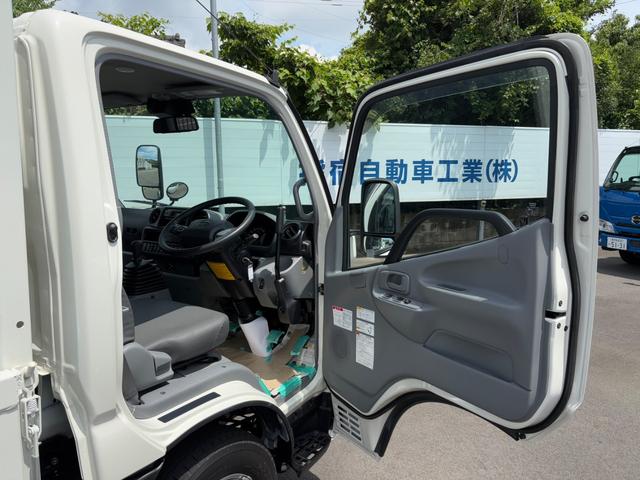 デュトロ 全低床強化ダンプ　ダンプ　４ＷＤ　５ＭＴ　２．９トン　衝突被害軽減システム　バックカメラ　電動格納ミラー　ＥＳＣ　積載量２９００ｋｇ　荷台内寸長３０５幅１６０高３７　高床前８０後８６　タイヤ２０５／７５Ｒ１６（25枚目）