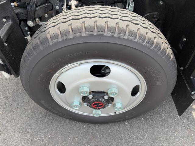 デュトロ 全低床強化ダンプ　ダンプ　４ＷＤ　５ＭＴ　２．９トン　衝突被害軽減システム　バックカメラ　電動格納ミラー　ＥＳＣ　積載量２９００ｋｇ　荷台内寸長３０５幅１６０高３７　高床前８０後８６　タイヤ２０５／７５Ｒ１６（50枚目）