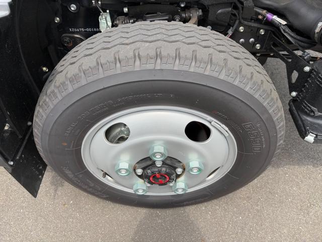 デュトロ 全低床強化ダンプ　ダンプ　４ＷＤ　５ＭＴ　２．９トン　衝突被害軽減システム　バックカメラ　電動格納ミラー　ＥＳＣ　積載量２９００ｋｇ　荷台内寸長３０５幅１６０高３７　高床前８０後８６　タイヤ２０５／７５Ｒ１６（51枚目）