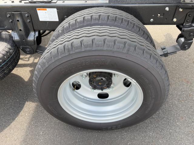 デュトロ 全低床強化ダンプ　ダンプ　４ＷＤ　５ＭＴ　２．９トン　衝突被害軽減システム　バックカメラ　電動格納ミラー　ＥＳＣ　積載量２９００ｋｇ　荷台内寸長３０５幅１６０高３７　高床前８０後８６　タイヤ２０５／７５Ｒ１６（52枚目）