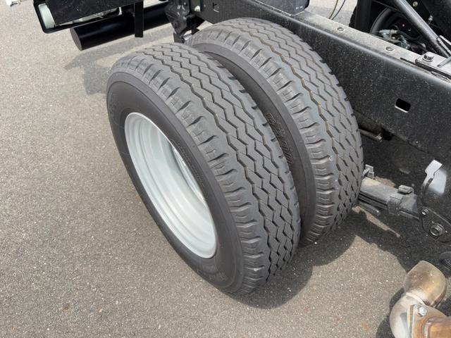 デュトロ 全低床強化ダンプ　ダンプ　４ＷＤ　５ＭＴ　２．９トン　衝突被害軽減システム　バックカメラ　電動格納ミラー　ＥＳＣ　積載量２９００ｋｇ　荷台内寸長３０５幅１６０高３７　高床前８０後８６　タイヤ２０５／７５Ｒ１６（53枚目）