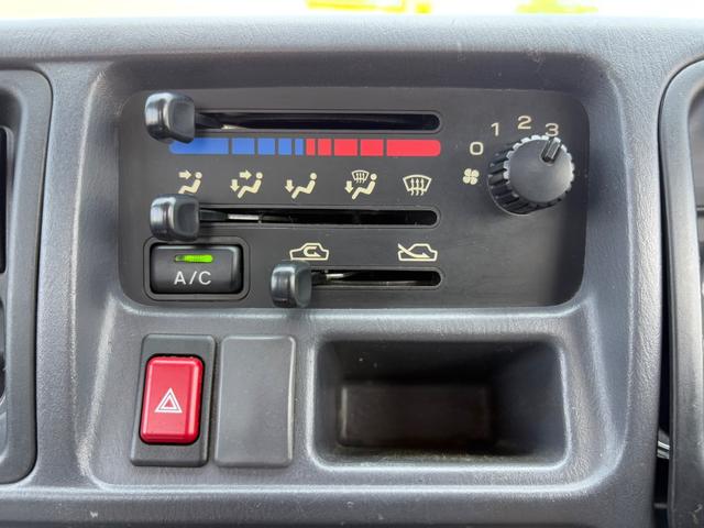 サンバートラック ＴＢ　４ＷＤ　ＭＴ　エアコン　運転席エアバッグ（28枚目）