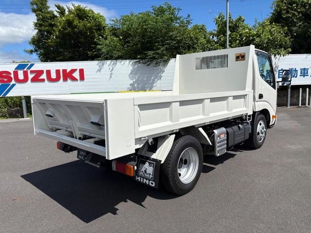 デュトロ 　３トンダンプ　水平ゲート　６ＭＴ　２ＷＤ　エンジンＮ０４Ｃ　４ナンバー　バックカメラ　ＥＳＣ　積載量３０００ｋｇ　荷台内寸長３０５幅１５９高３７　高床前８３後８７　タイヤ１９５／８５Ｒ１６（3枚目）
