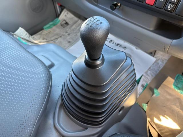 デュトロ 　３トンダンプ　水平ゲート　６ＭＴ　２ＷＤ　エンジンＮ０４Ｃ　４ナンバー　バックカメラ　ＥＳＣ　積載量３０００ｋｇ　荷台内寸長３０５幅１５９高３７　高床前８３後８７　タイヤ１９５／８５Ｒ１６（41枚目）