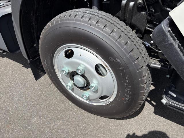 デュトロ 　３トンダンプ　水平ゲート　６ＭＴ　２ＷＤ　エンジンＮ０４Ｃ　４ナンバー　バックカメラ　ＥＳＣ　積載量３０００ｋｇ　荷台内寸長３０５幅１５９高３７　高床前８３後８７　タイヤ１９５／８５Ｒ１６（49枚目）