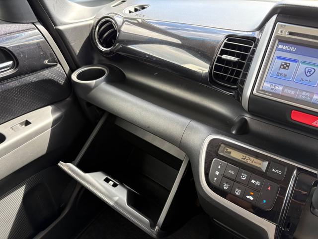 Ｎ－ＢＯＸカスタム Ｇ・Ｌパッケージ　ドライブレコーダー　バックカメラ　両側スライド・片側電動　ナビ　オートライト　ＨＩＤ　スマートキー　アイドリングストップ　電動格納ミラー　ベンチシート　ＣＶＴ　盗難防止システム　ＡＢＳ　ＥＳＣ　ＣＤ（32枚目）