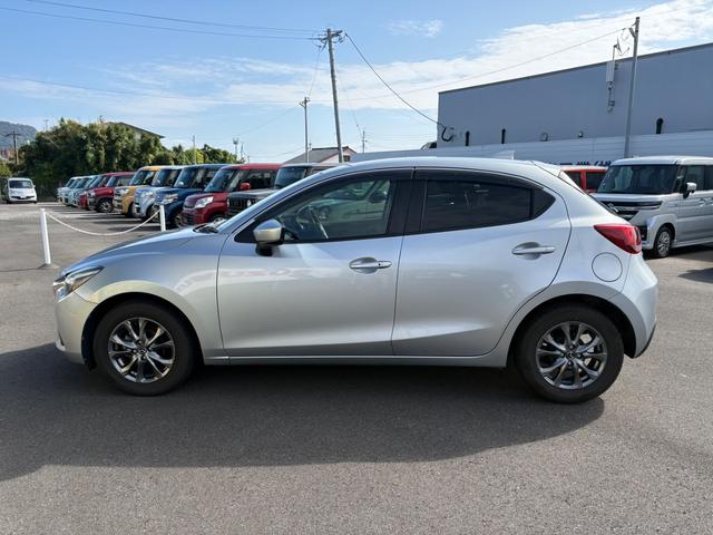 デミオ １３Ｓツーリング　ドライブレコーダー　バックカメラ　ナビ　ＴＶ　衝突被害軽減システム　アルミホイール　オートライト　ＬＥＤヘッドランプ　スマートキー　アイドリングストップ　電動格納ミラー　シートヒーター　ＡＴ（9枚目）