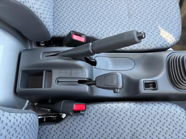 キャリイトラック KCエアコン・パワステ農繁仕様 4WD 5MT クリアランスソナー キーレスエントリー アイドリングストップ オートライト ESC エアコン パワーステアリング パワーウィンドウ 運転席エアバッグ 助手席エアバッグ(34枚目)