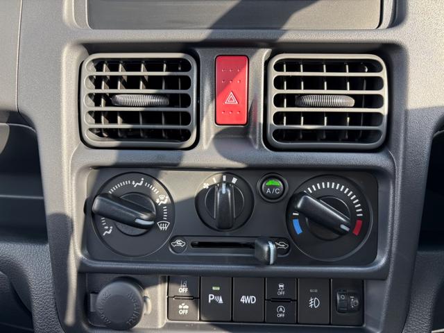 キャリイトラック ＫＸ　４ＷＤ　ＡＴ　軽トラック　三方開　衝突被害軽減システム　クリアランスソナー　レーンアシスト　キーレスエントリー　アイドリングストップ　電動格納ミラー　オートライト　ＥＳＣ　エアコン　パワーウィンドウ（31枚目）