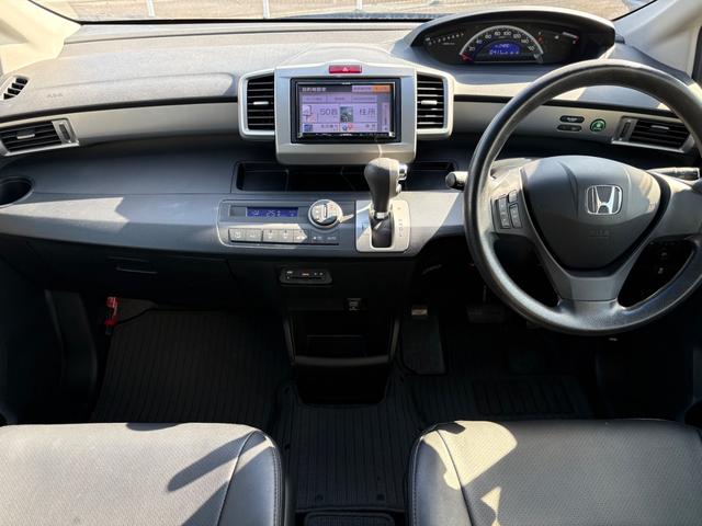 フリード Ｇ　ジャストセレクション　ドライブレコーダー　ＥＴＣ　バックカメラ　ＴＶ　両側スライド・片側電動　ＨＩＤ　スマートキー　電動格納ミラー　３列シート　ウォークスルー　ＣＶＴ　ＣＤ　ＤＶＤ再生　盗難防止システム（2枚目）