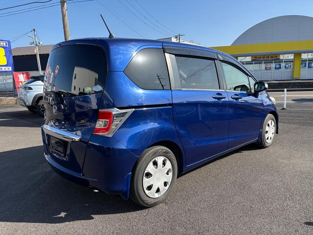 フリード Ｇ　ジャストセレクション　ドライブレコーダー　ＥＴＣ　バックカメラ　ＴＶ　両側スライド・片側電動　ＨＩＤ　スマートキー　電動格納ミラー　３列シート　ウォークスルー　ＣＶＴ　ＣＤ　ＤＶＤ再生　盗難防止システム（3枚目）