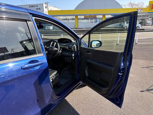 フリード Ｇ　ジャストセレクション　ドライブレコーダー　ＥＴＣ　バックカメラ　ＴＶ　両側スライド・片側電動　ＨＩＤ　スマートキー　電動格納ミラー　３列シート　ウォークスルー　ＣＶＴ　ＣＤ　ＤＶＤ再生　盗難防止システム（12枚目）