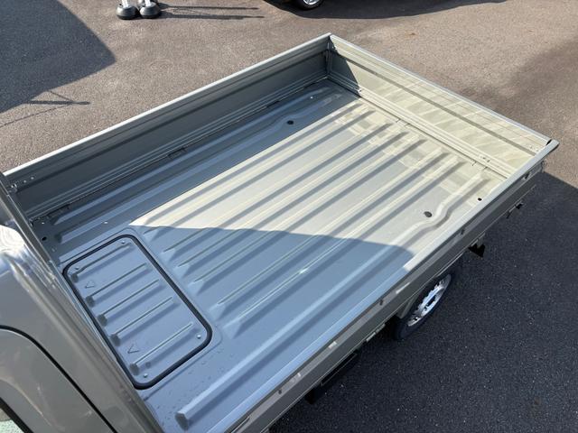 キャリイトラック ＫＣ　軽トラック　ＡＴ　２ＷＤ　衝突被害軽減システム　クリアランスソナー　レーンアシスト　キーレスエントリー　アイドリングストップ　オートライト　ＥＳＣ　エアコン　パワーウィンドウ　運転席エアバッグ（16枚目）