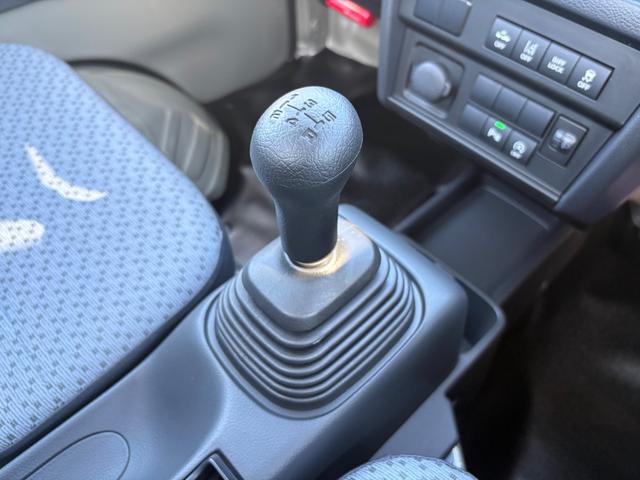 キャリイトラック ＫＣ農繁　４ＷＤ　５ＭＴ　衝突被害軽減システム　クリアランスソナー　レーンアシスト　キーレスエントリー　アイドリングストップ　オートライト　ＥＳＣ　エアコン　パワーウィンドウ　運転席エアバッグ（32枚目）