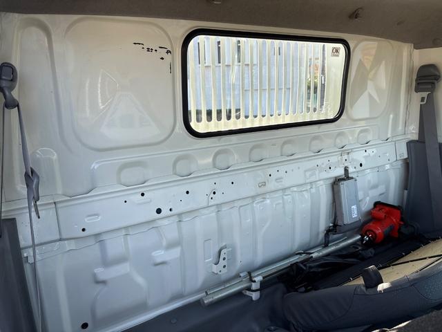 デュトロ 　ＭＴ　後輪ダブル　電動格納ミラー　エアコン　パワーウィンドウ　運転席エアバッグ　積載量２０００ｋｇ　荷台内寸長３０５幅１５９高３２　高床前７７後８３　　全輪１９５／７５Ｒ１５　１０９／１０７ＮＬＴ（28枚目）