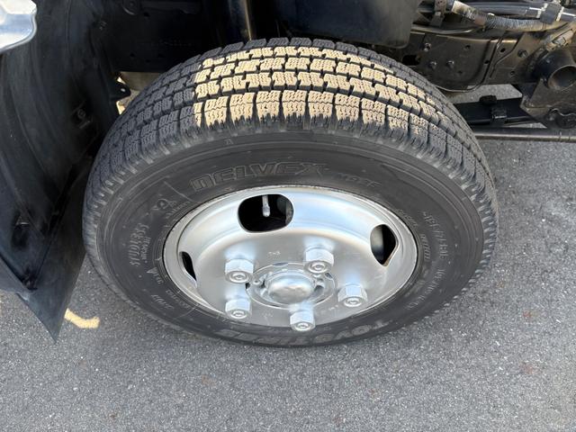 デュトロ 　ＭＴ　後輪ダブル　電動格納ミラー　エアコン　パワーウィンドウ　運転席エアバッグ　積載量２０００ｋｇ　荷台内寸長３０５幅１５９高３２　高床前７７後８３　　全輪１９５／７５Ｒ１５　１０９／１０７ＮＬＴ（48枚目）