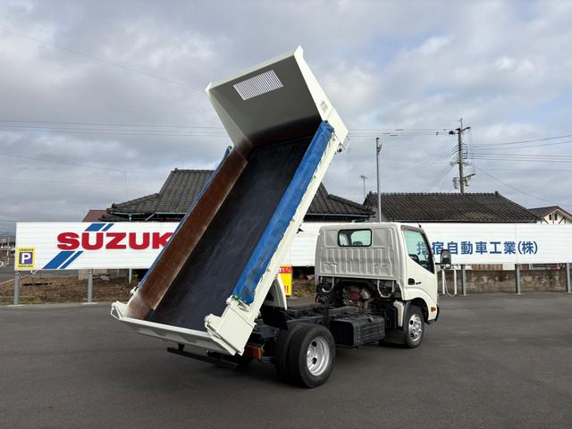 デュトロ 　ＭＴ　後輪ダブル　エアコン　パワーウィンドウ　運転席エアバッグ　積載量２０００ｋｇ　荷台内寸長３０５幅１５９高３２　高床前７７後８４　全輪１９５／７５Ｒ１５　１０９／１０７Ｌ　ＬＴ（17枚目）