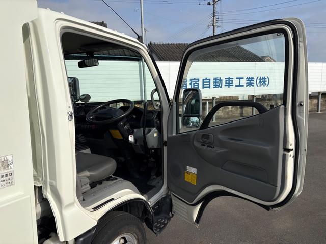 デュトロ 　ＭＴ　後輪ダブル　エアコン　パワーウィンドウ　運転席エアバッグ　積載量２０００ｋｇ　荷台内寸長３０５幅１５９高３２　高床前７７後８４　全輪１９５／７５Ｒ１５　１０９／１０７Ｌ　ＬＴ（24枚目）