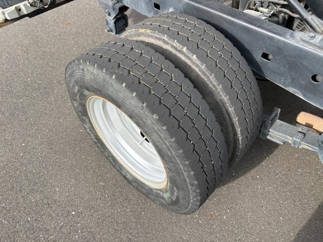 デュトロ 　ＭＴ　後輪ダブル　エアコン　パワーウィンドウ　運転席エアバッグ　積載量２０００ｋｇ　荷台内寸長３０５幅１５９高３２　高床前７７後８４　全輪１９５／７５Ｒ１５　１０９／１０７Ｌ　ＬＴ（49枚目）