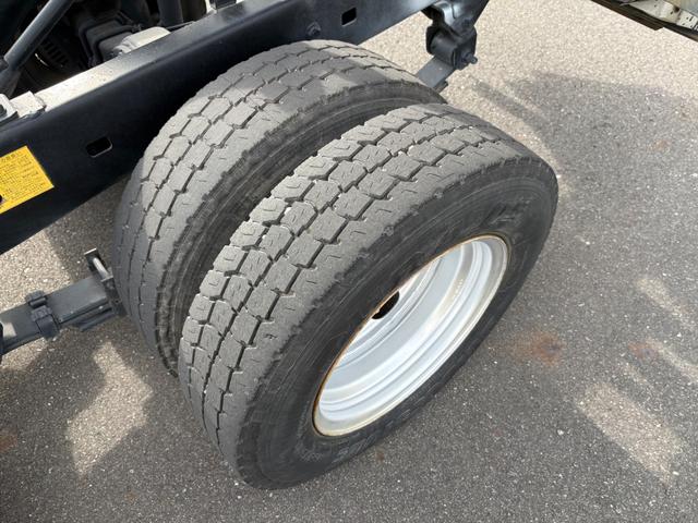 デュトロ 　ＭＴ　後輪ダブル　エアコン　パワーウィンドウ　運転席エアバッグ　積載量２０００ｋｇ　荷台内寸長３０５幅１５９高３２　高床前７７後８４　全輪１９５／７５Ｒ１５　１０９／１０７Ｌ　ＬＴ（50枚目）