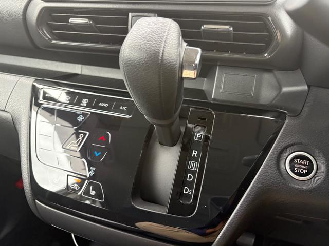 発進時や後退時に必ず操作するレバーです。操作のしやすさが肝になってきます。ぜひ一度体感してください。